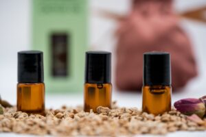 Noils Cactus Oil drei kleine Glasflaschen auf Kaktusfeigenkernen mit Samtbeutel