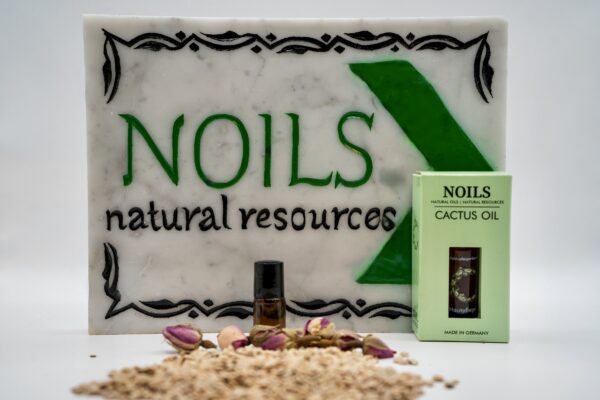Noils Cactus Oil 5 ml mit Verpackung, edlem Firmenschild, Rosenknospen und Kaktusfeigenkernen