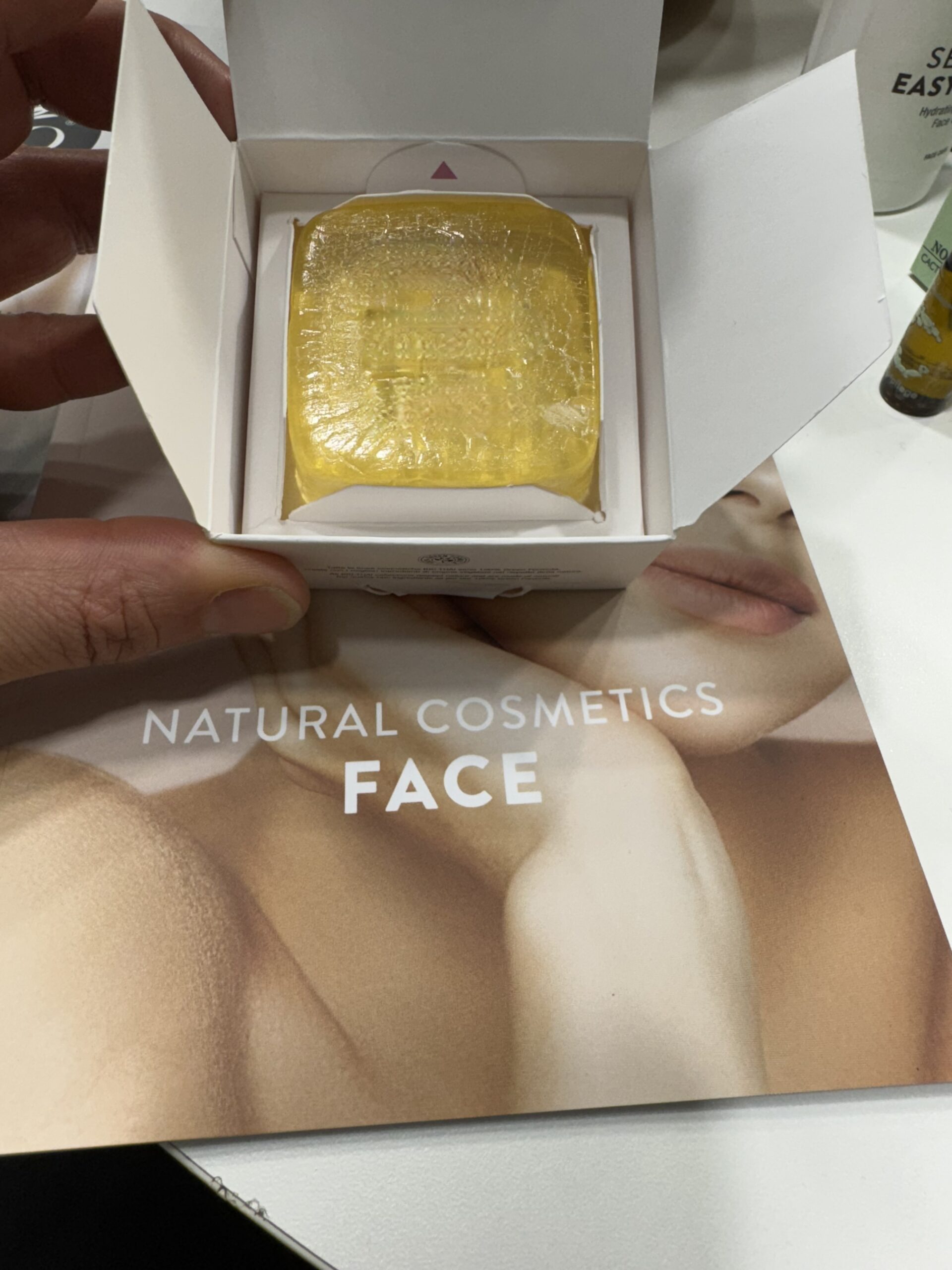 Naturkosmetik-Seife auf der Cosmoprof Bologna 2025, präsentiert als feste Gesichtsreinigung mit pflanzlichen Inhaltsstoffen und nachhaltiger Verpackung.