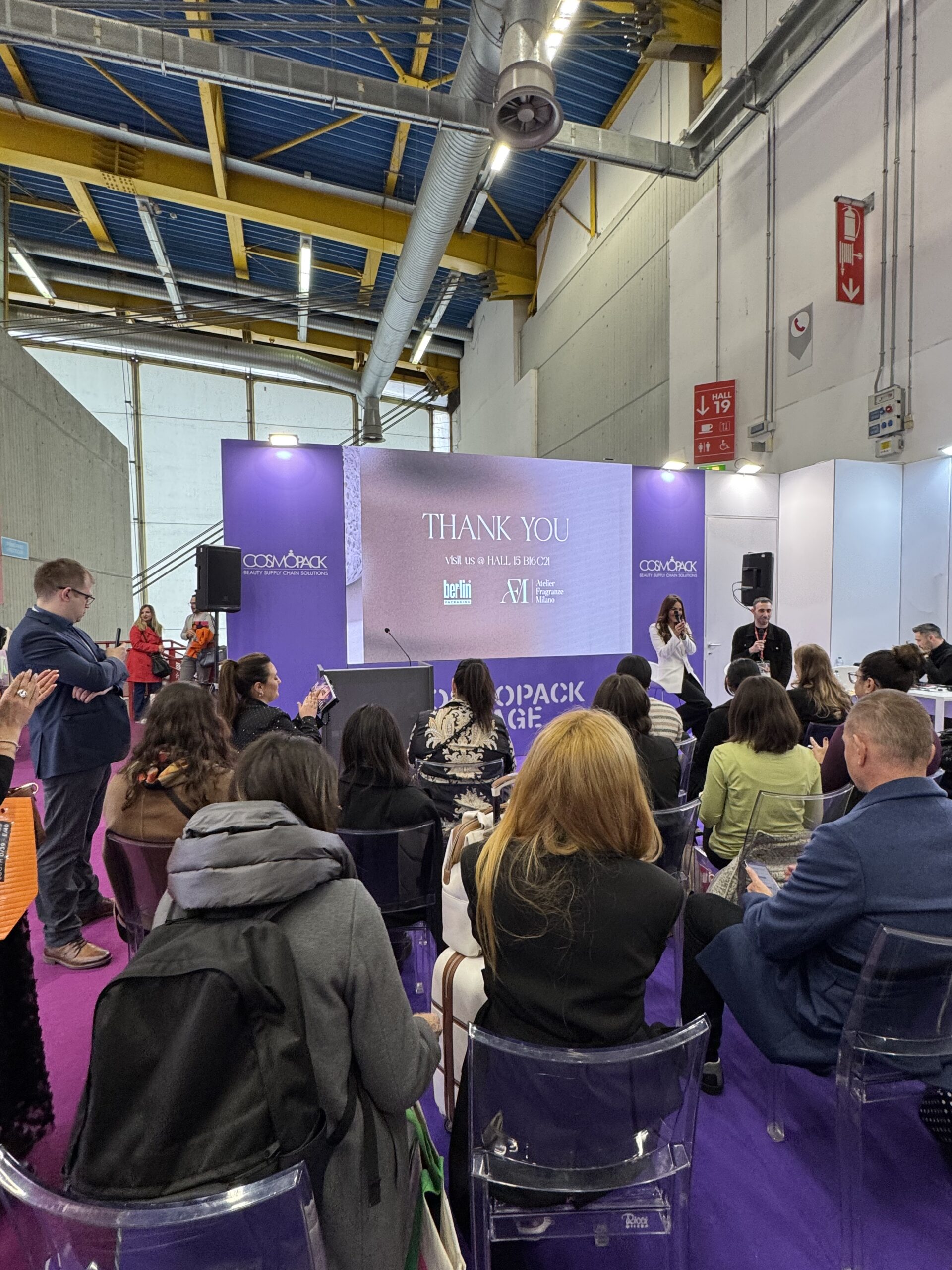 Fachvortrag auf der Cosmoprof Bologna 2025 über nachhaltige Verpackungslösungen in der Kosmetikindustrie, mit internationalem Publikum im Konferenzbereich.